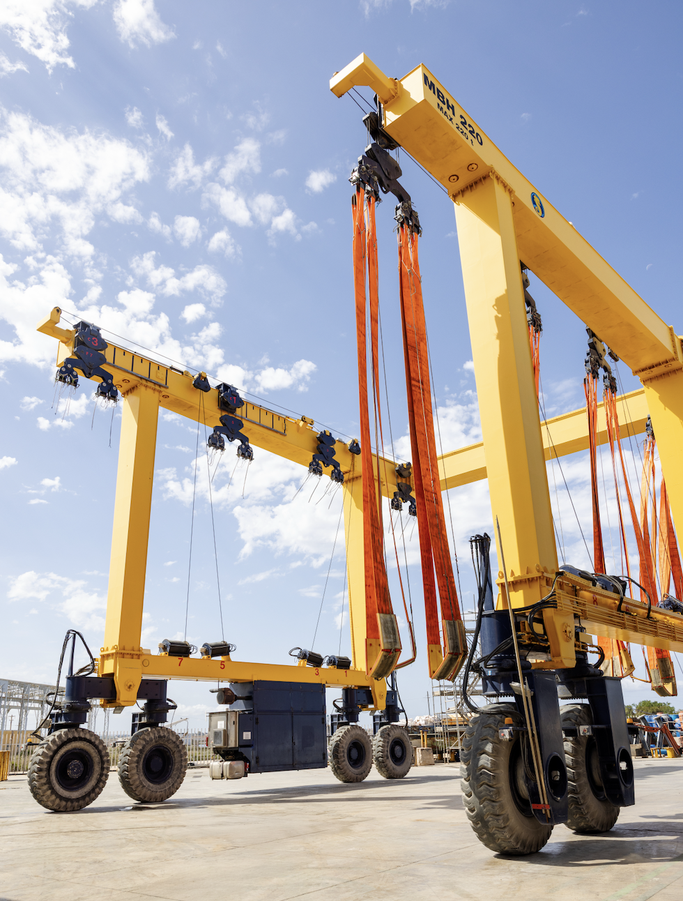 Travel lift 220t